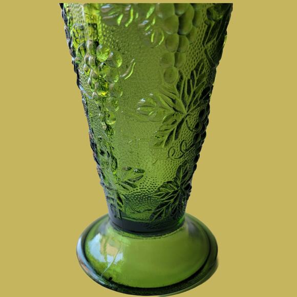 Vintage 1970s Anchor Hocking Green Glass Grape Motif Large Octagonal Vase - Picture 2 of 5